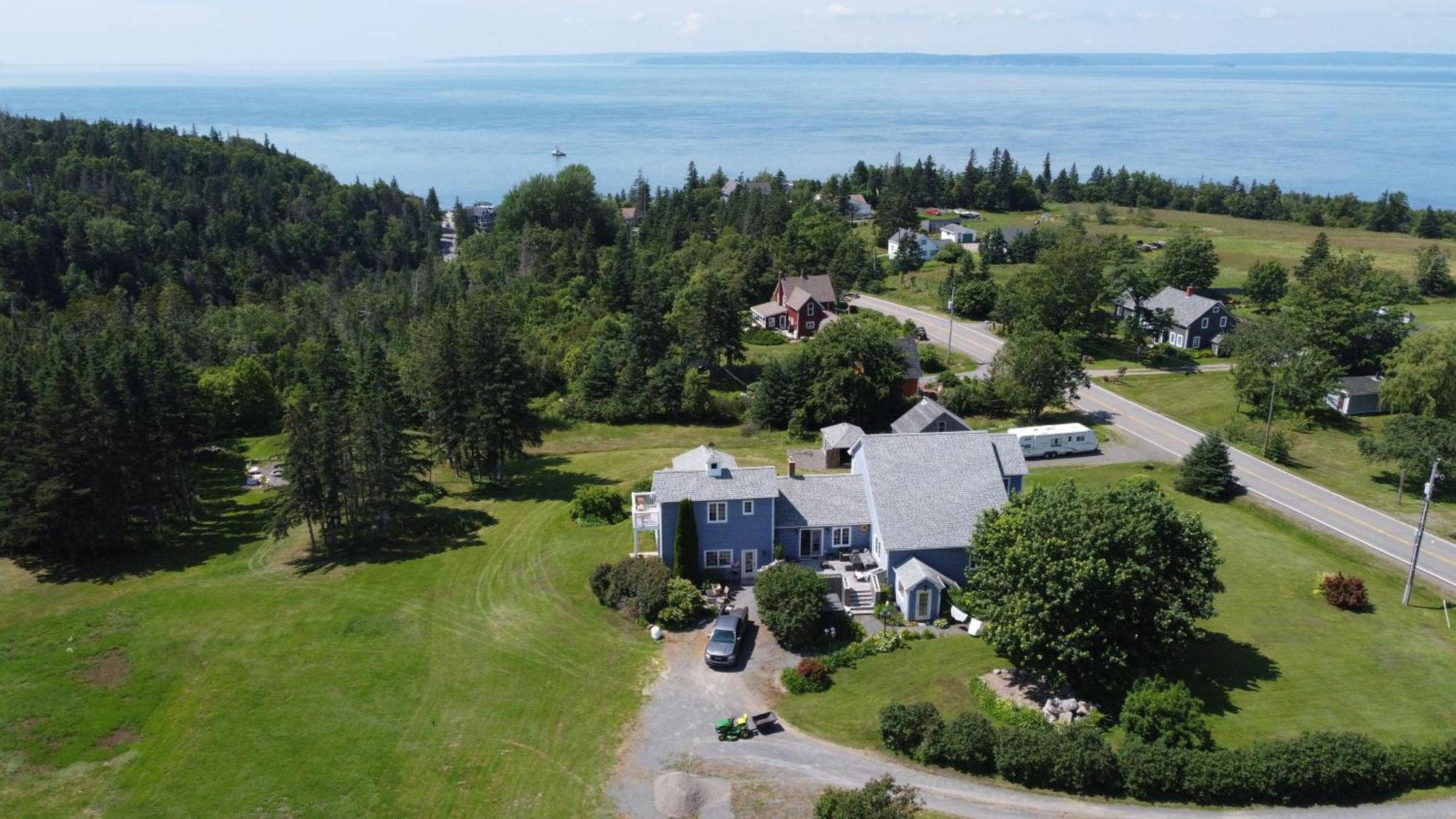 Tides Inn Guest Suites Halls Harbour Exteriör bild