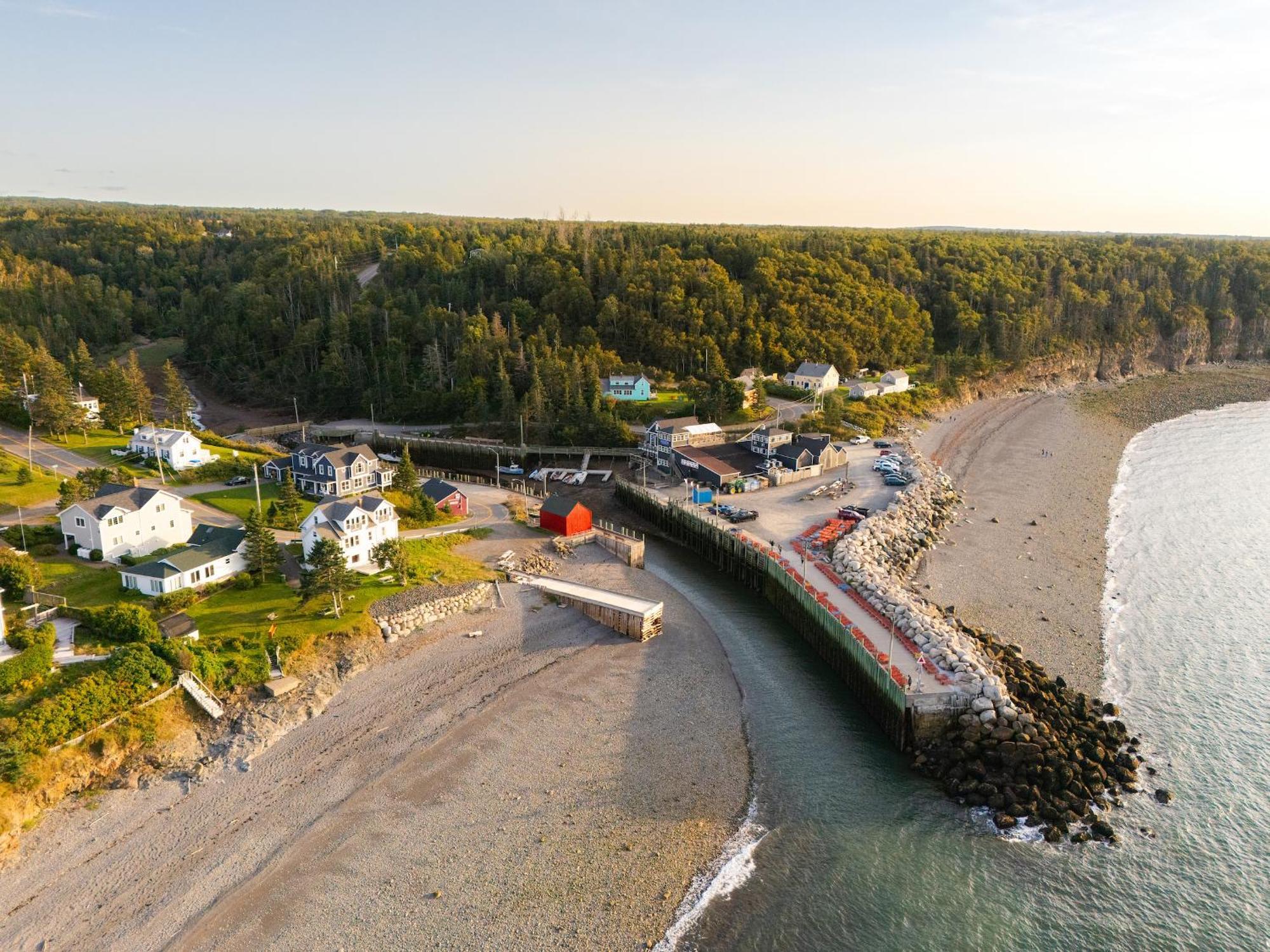 Tides Inn Guest Suites Halls Harbour Exteriör bild